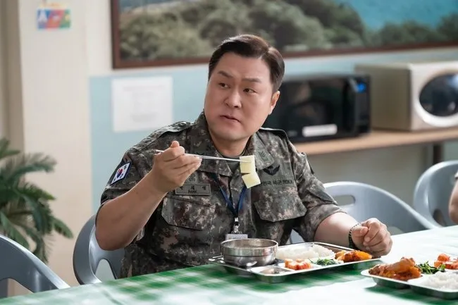 Yoon Kyung Ho di THE LEGEND OF KITCHEN SOLDIER (credit: tvN)
