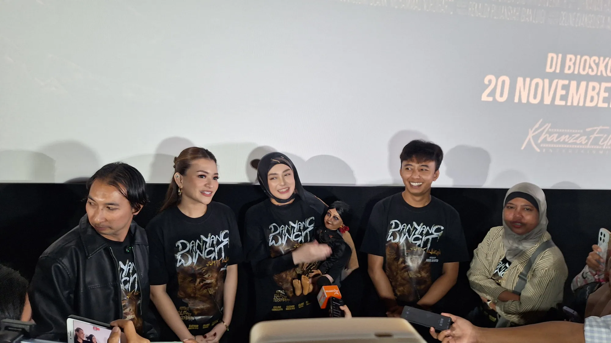 Celine Evangelista Tersenyum di Depan Awak Media (Credit:KapanLagi.com/Sahal Fadhli)