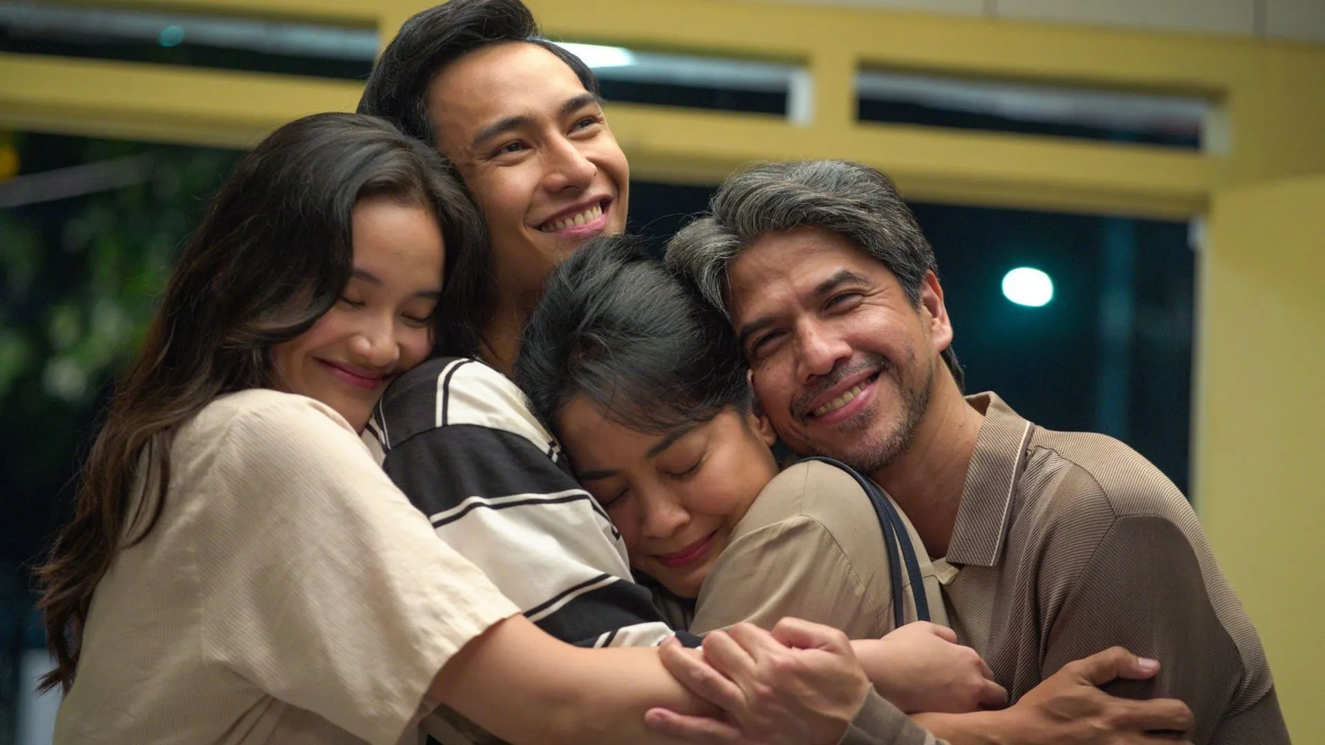 ardit dipeluk keluarga di film/IMDb