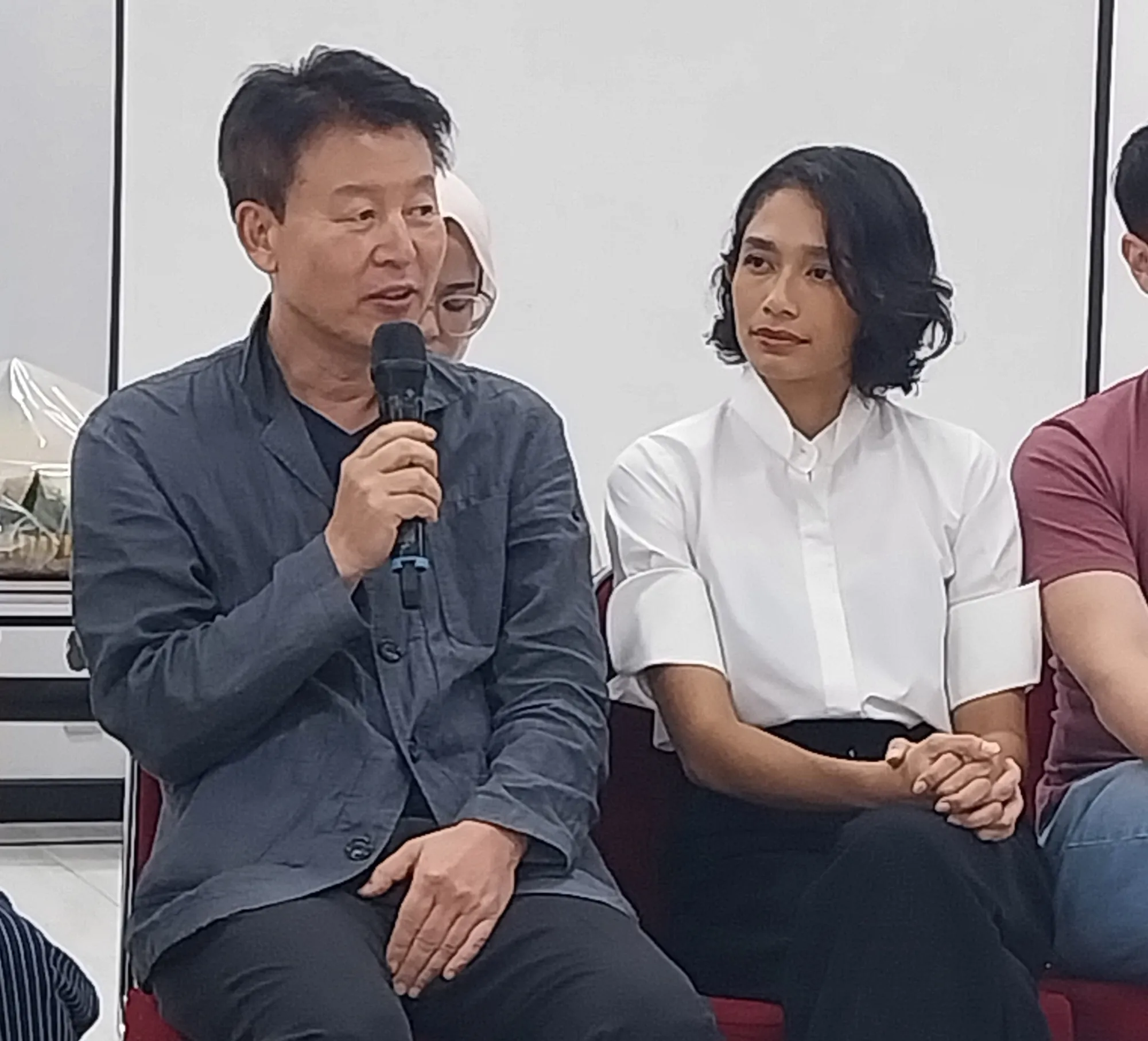 Sutradara Jo Jin-kyu dan Faradina Mufti dalam presscon (Credit: KapanLagi.com/Olivia)