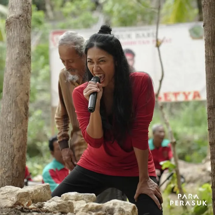Anggun C. Sasmi: Ciptakan 20 Mantra Khusus (credit: Instagram.com/filmparaperasuk/)
