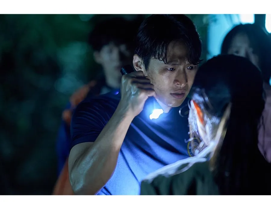 Tim produksi lakukan ritual sebelum syuting (credit: mydramalist)