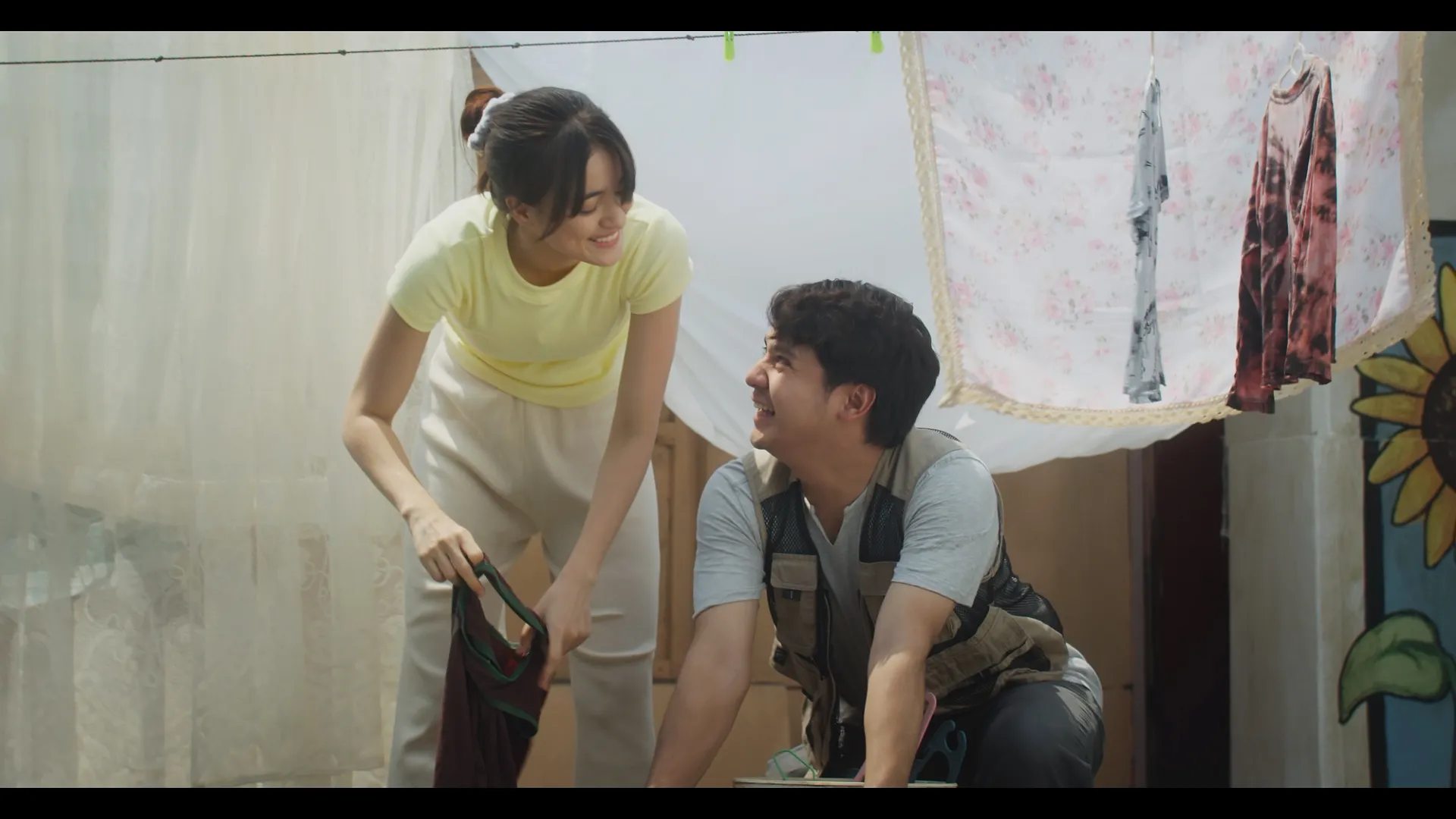 Arbani Yasiz sebagai Albi dan Mawar de Jongh sebagai Shella (credit: LYTO PICTURES)