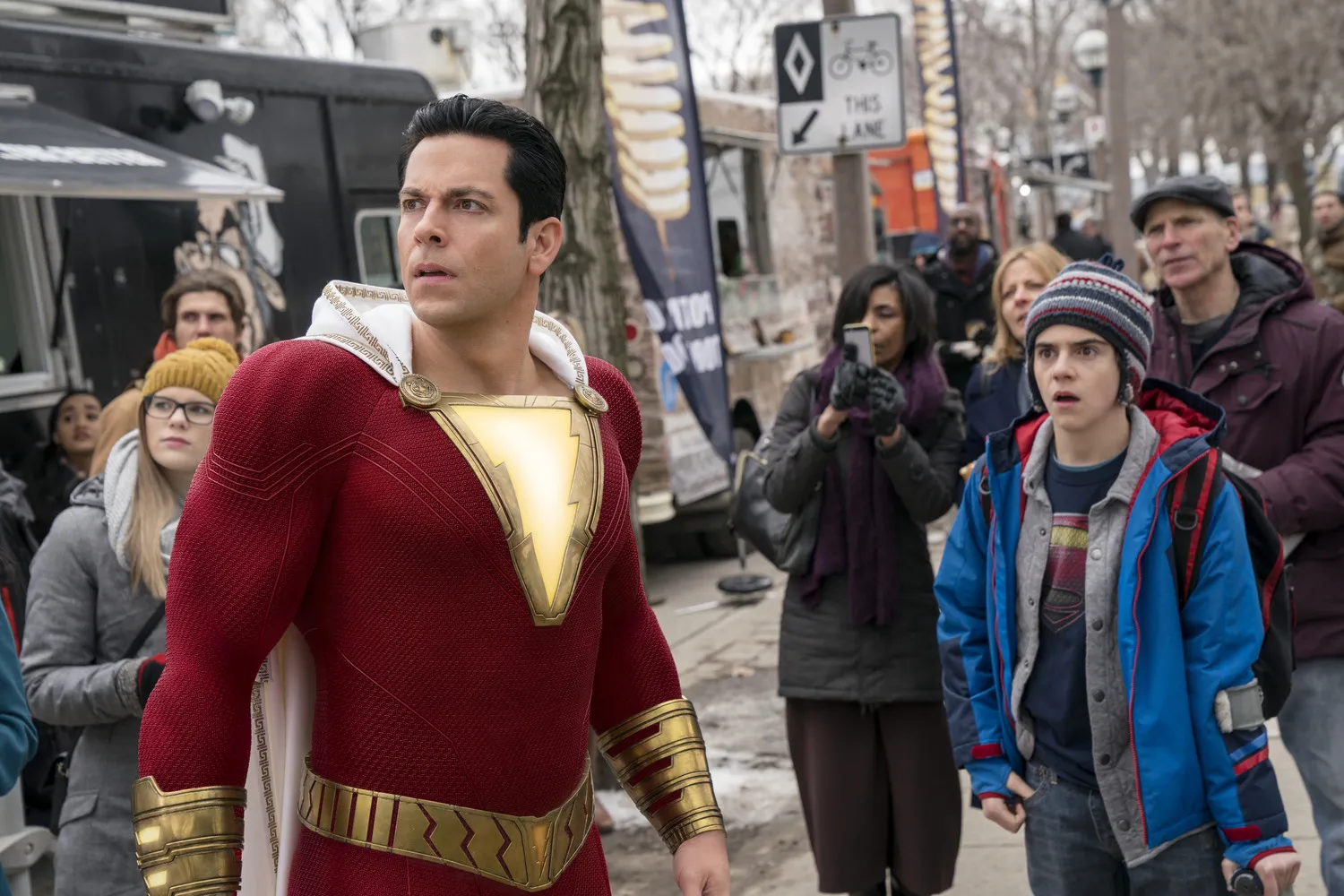 Billy Batson belajar mengendalikan kekuatan ajaibnya (credit:imdb)