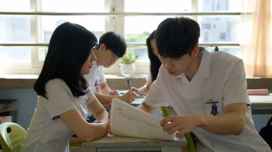 Karakter utama film WE, EVERYDAY berada di ruang kelas (credit: mydramalist.com)