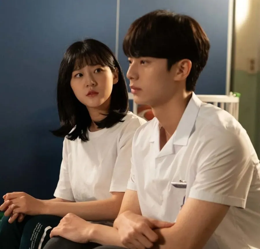 Karakter  Yeo-Wool sedang menatap Ho-Soo (credit: mydramalist.com)