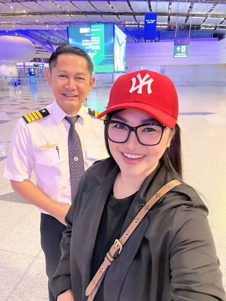 Fitri Carlina pakai topi merah © instagram.com/fitricarlina