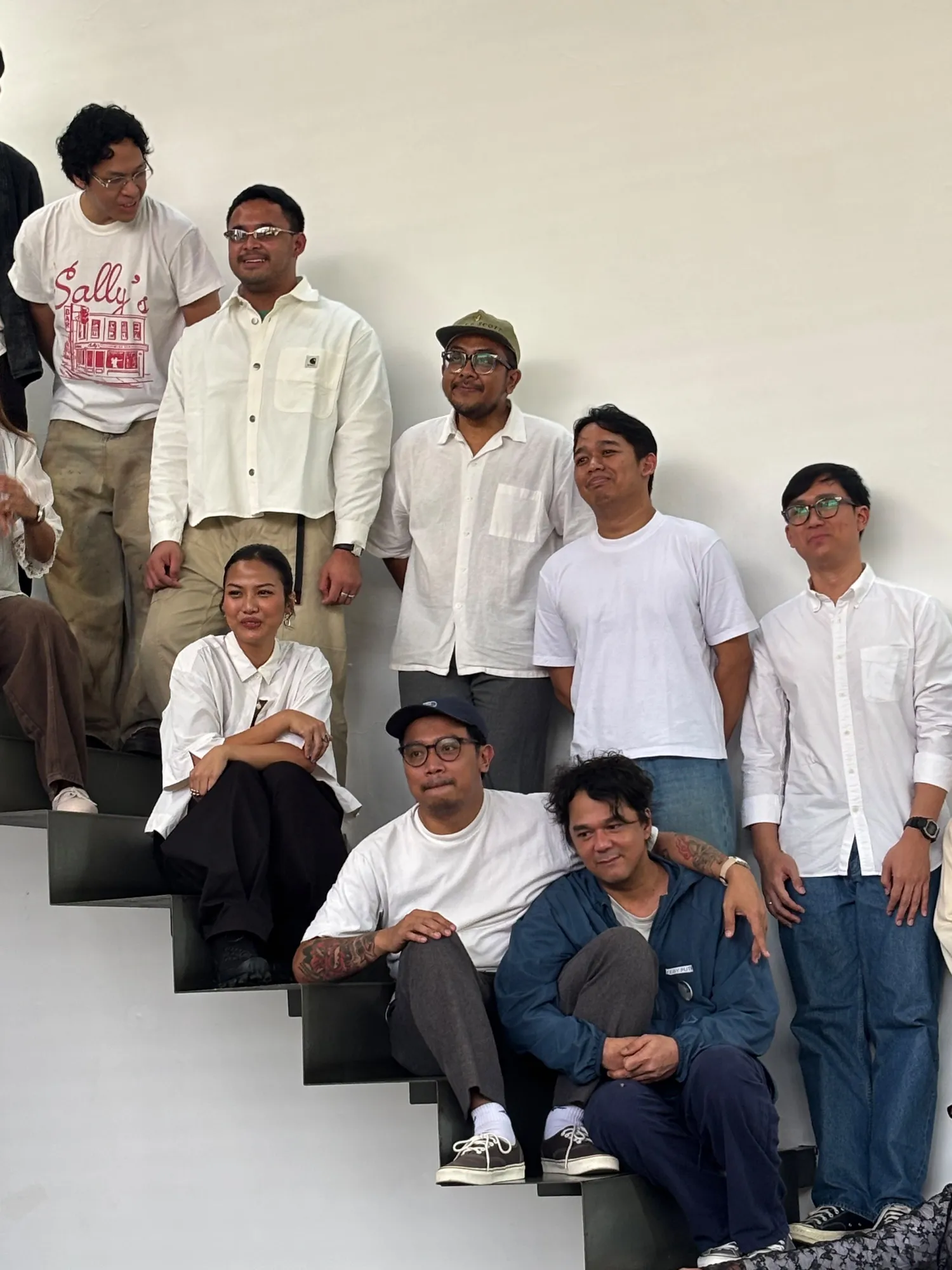 Lafa Pratomo dan musisi Indonesia pakai baju putih © KapanLagi.com/Fikri Alfi Rosyadi