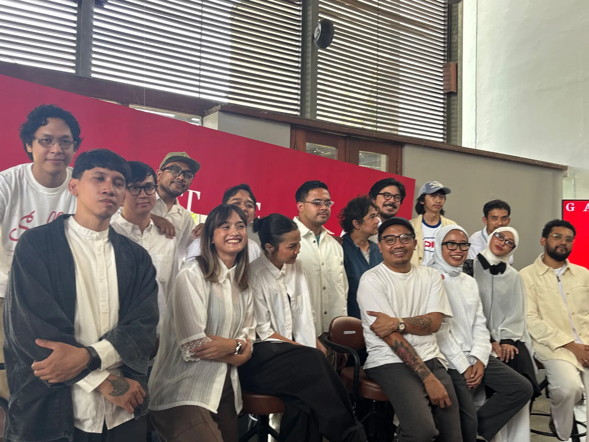 Lafa Pratomo dan musisi Indonesia foto bersama © KapanLagi.com/Fikri Alfi Rosyadi