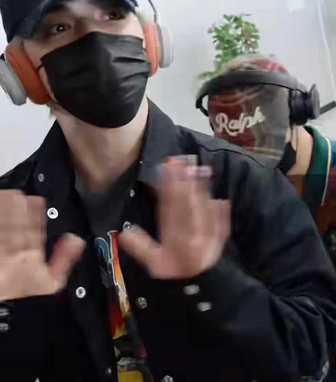 S.Coups: Skena Monokrom dengan Sentuhan Streetwear Klasik