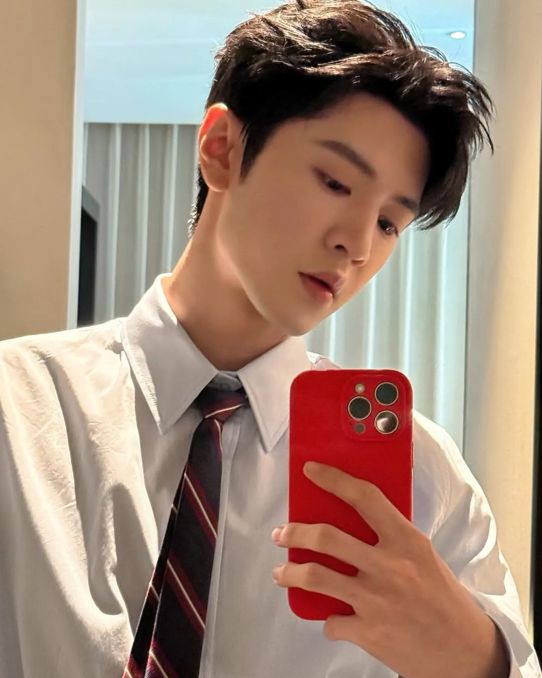 Chen Zheyuan tampil elegan (Credit: Instagram.com/chenzheyuanisssme)