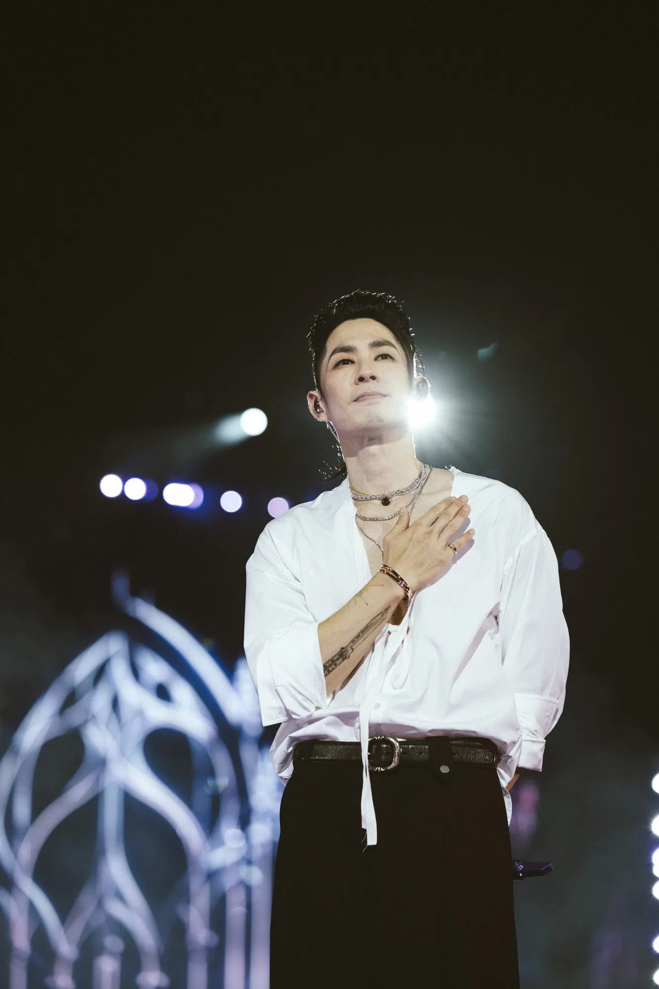 Vanness Wu kenakan sentuhan 2 desainer Indonesia (Instagram @wandahouseofjewels)