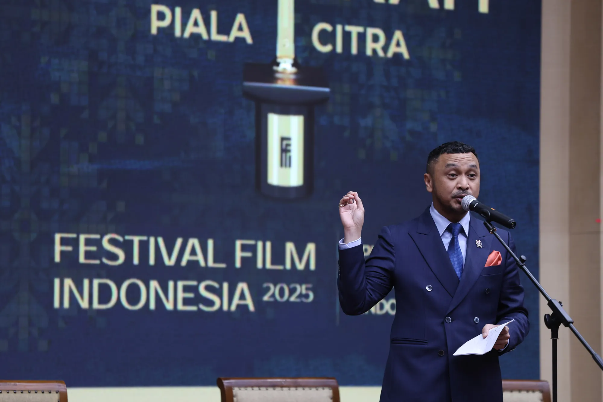 Giring Ganesha Tampil dengan Setelah Jas Biru di Presscon FFI 2025 (© KapanLagi.com/Budy Santoso)