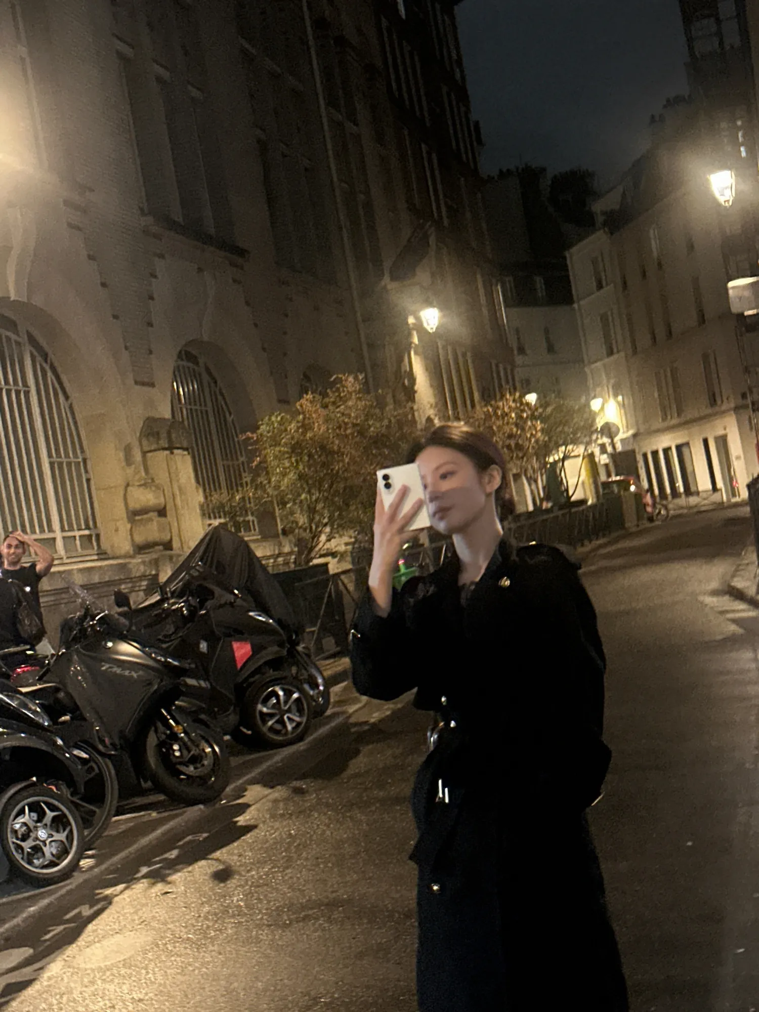 Go Youn Jung saat di Paris, pakai trenchcoat hitam. (instagram.com/goyounjung)