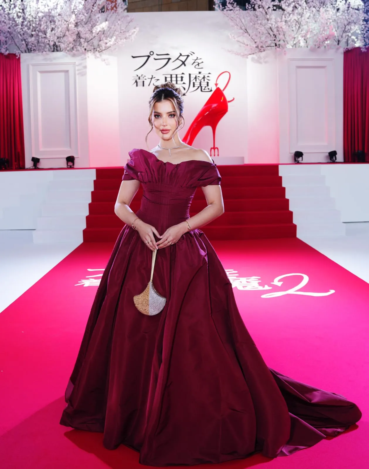 Tasya tampil elegan di red carpet bersama para pemeran utama (credit: Magnifique Indonesia)