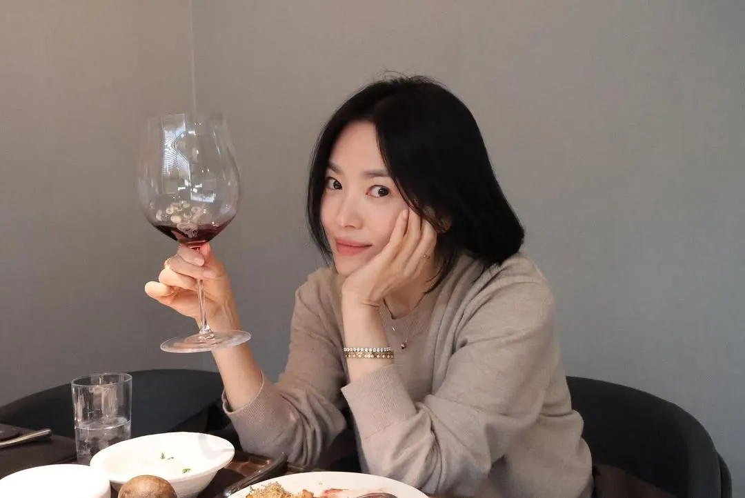 Gong Yoo dan Song Hye Kyo rampungkan syuting drama Korea Show Business (credit:instagram.com/kyo1122)