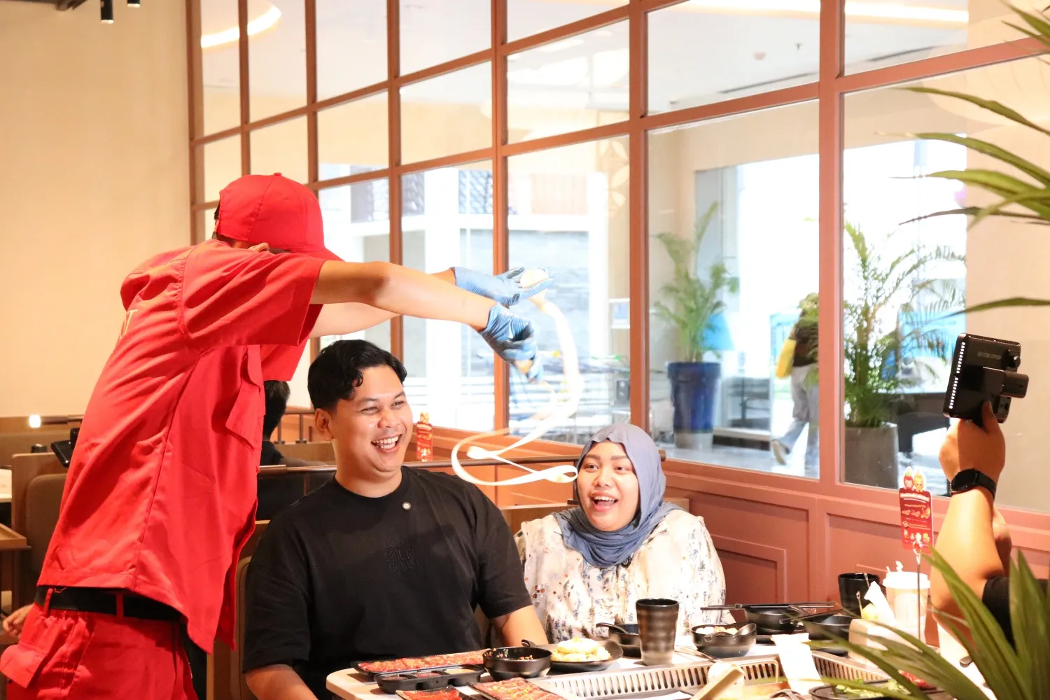 aksi karyawan sizzling hotpot