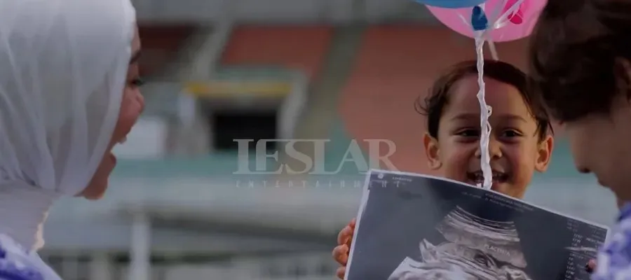 El anak Lesti Kejora pegang hasil USG © instagram/lestikejora