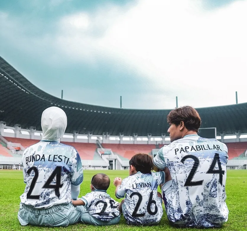 Lesti Kejora, Rizky Billar, El dan Leshia di stadion © instagram/lestikejora