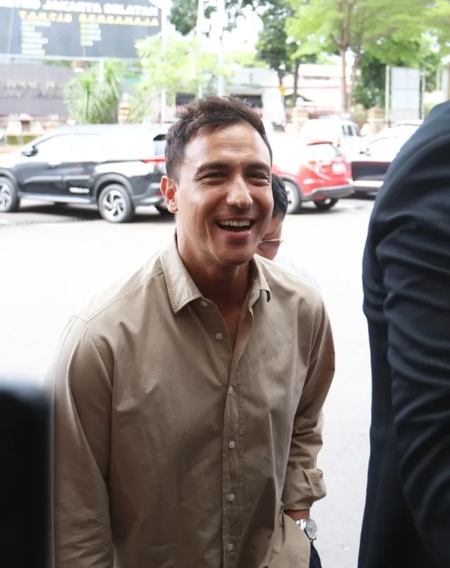 Hamish Daud Tersenyum di Depan Awak Media (cr:KapanLagi.com/Budy Santoso)