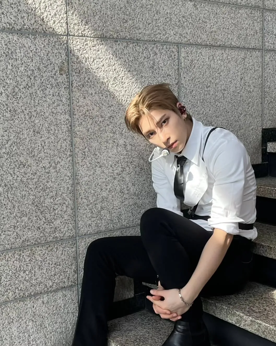 Lee Hangyul dengan setelan putih hitamnya/Instagram.com/1gyul_2gyul