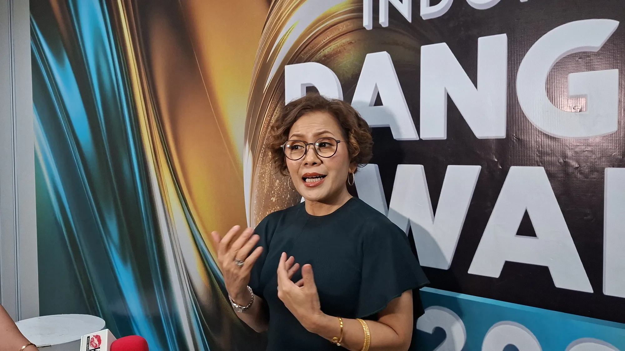 Harsiwi Achmad pakai baju lengan pendek © KapanLagi.com/Kinanti Kayla Putriku