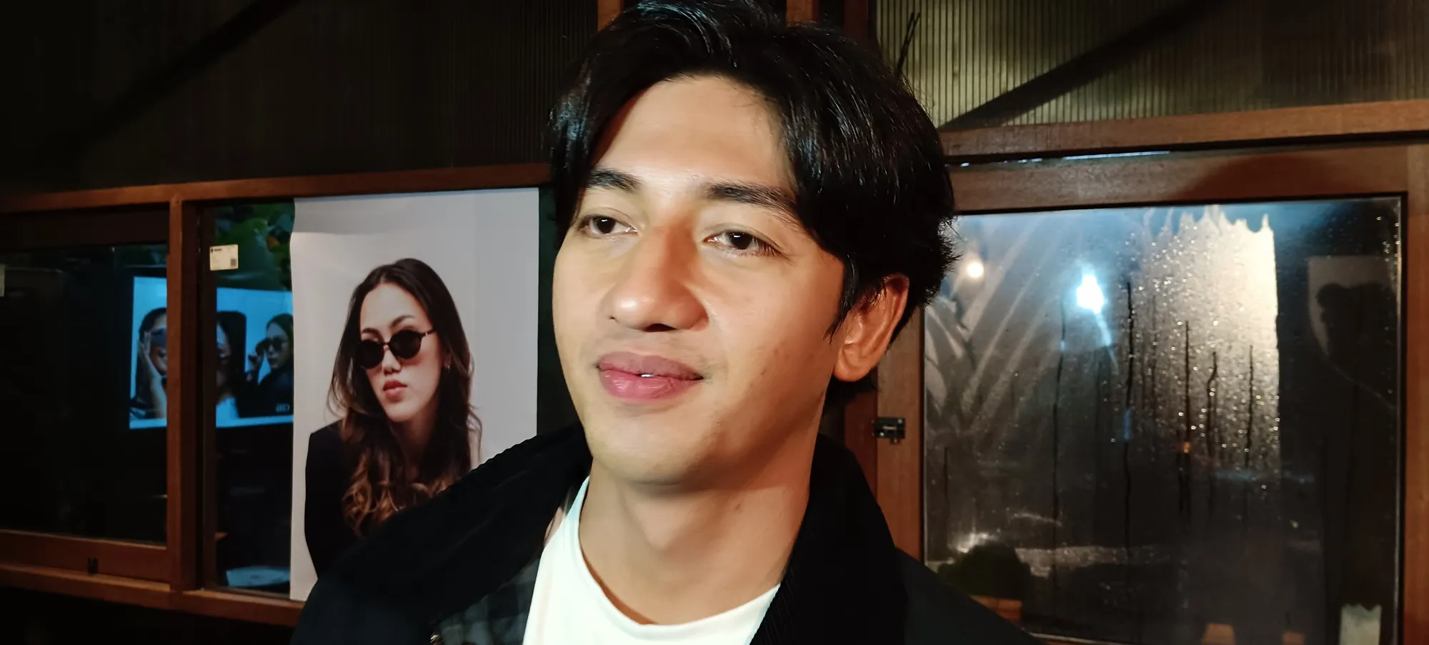 Harris Vriza pakai kacamata © KapanLagi.com/Sahal Fadhli