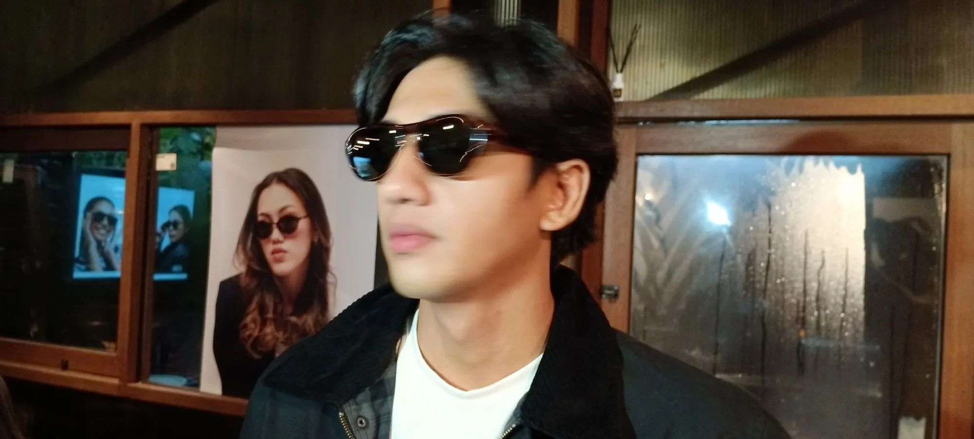 Harris Vriza pakai jaket hitam © KapanLagi.com/Sahal Fadhli