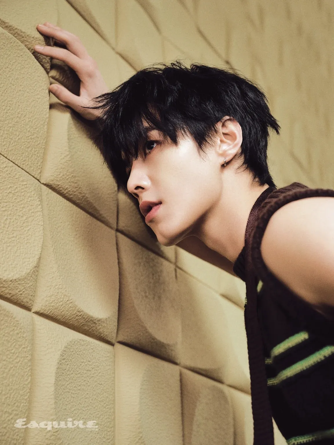 He Yu Debut Majalah Internasional, Cetak Sejarah di Sampul Esquire ...