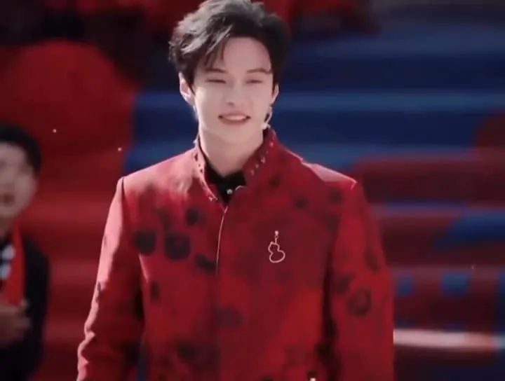 He Yu Visual Menawan dalam Balutan Busana Imlek (credit: instagram/drachinverse_)