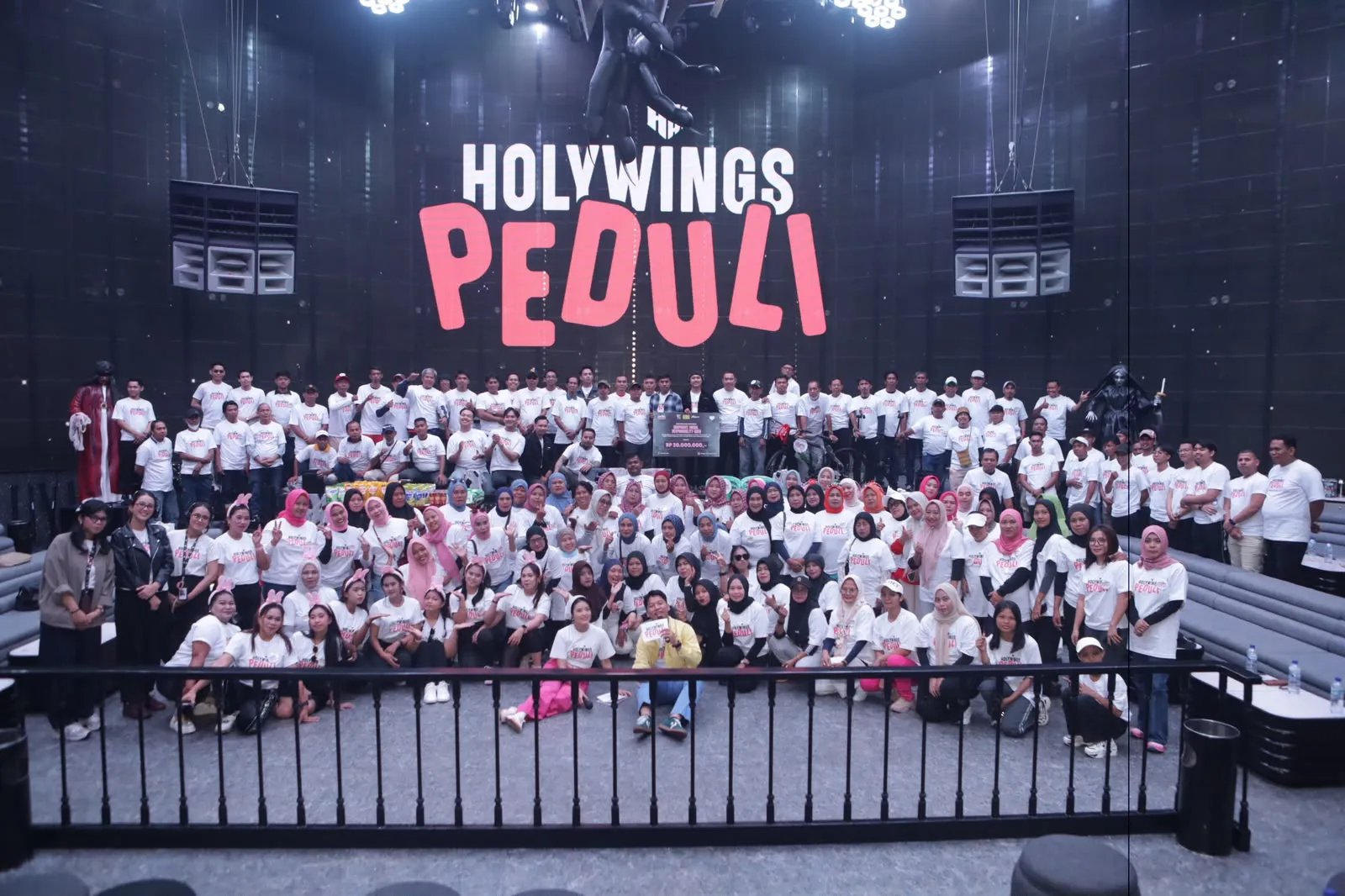 Holywings Peduli salurkan bantuan fasilitas untuk warga. (Dok. Pribadi)