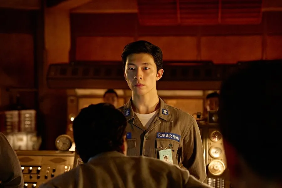 Hong Kyung Belajar Bahasa Inggris & Jepang 5 Bulan Demi Perannya di GOOD NEWS (credit: mydramalist)