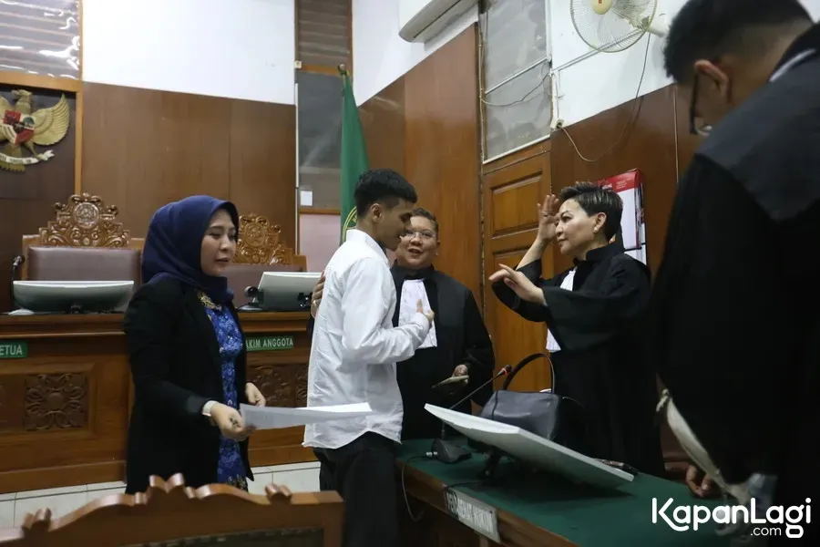 Vadel Badjideh pakai kemeja putih © KapanLagi.com/Budy Santoso