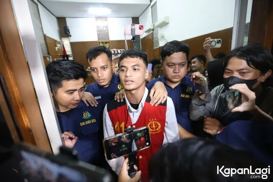 Vadel Badjideh pakai rompi tahanan © KapanLagi.com/Budy Santoso