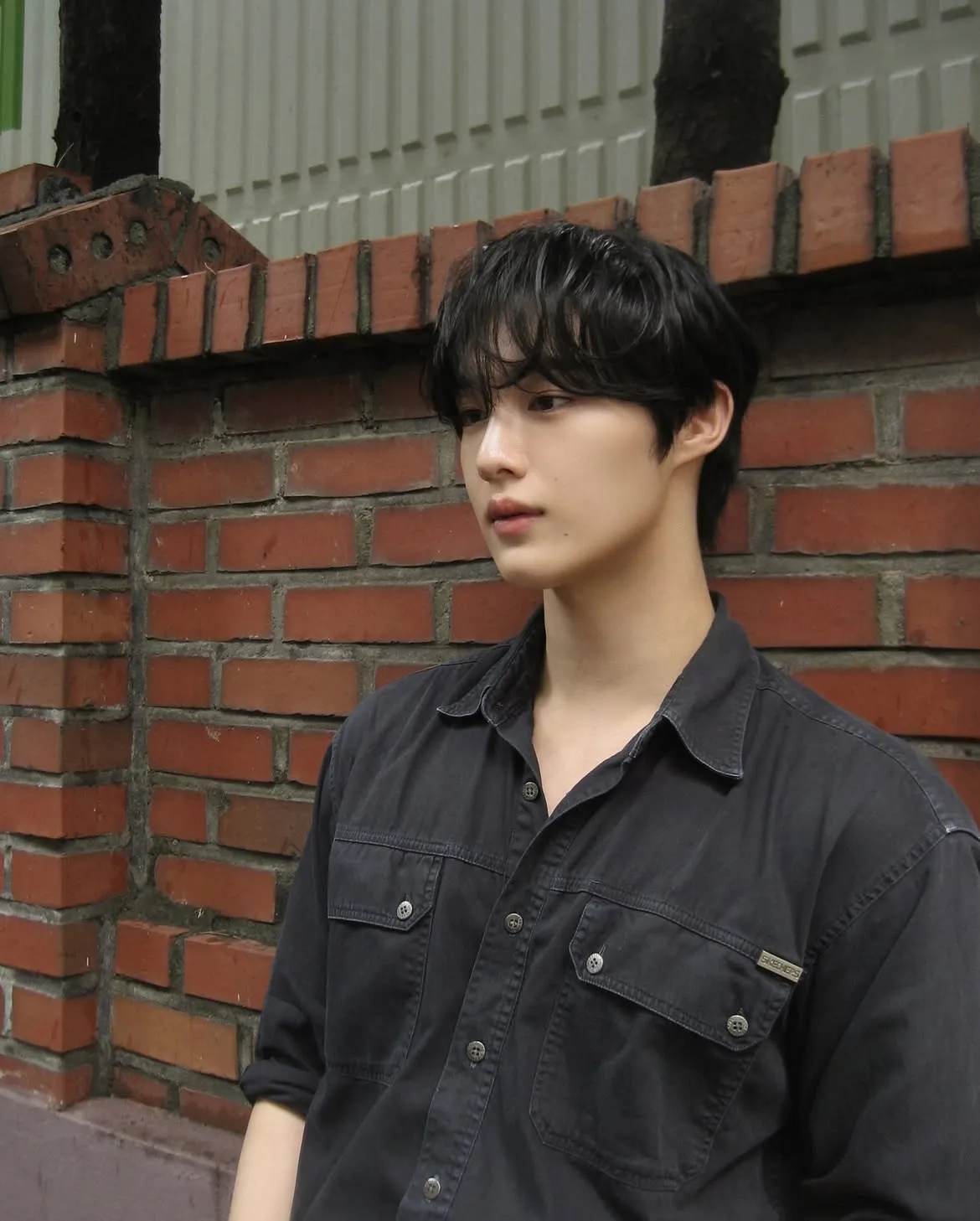 Hyunsuk CIX Pakai Kemeja Hitam (credit: instagram.com/hshyhk._.y)