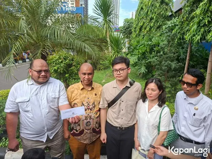 Pengacara tunjukkan laporan ke polisi © KapanLagi.com/Sahal Fadhli