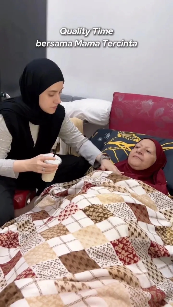 Fairuz A Rafiq Telaten Rawat Ibu (credit: instagram.com/fairuzarafiq)