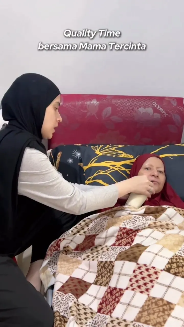 Fairuz A Rafiq Bantu Ibu Minum (credit: instagram.com/fairuzarafiq)