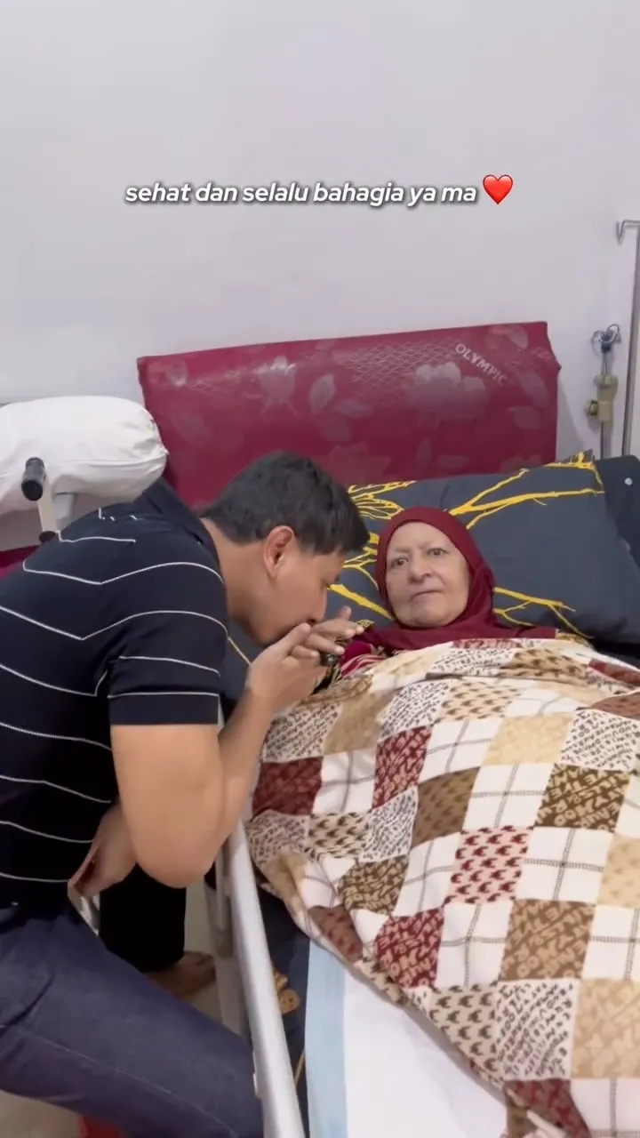 Sonny Septian Cium Tangan Mertua (credit: instagram.com/fairuzarafiq)