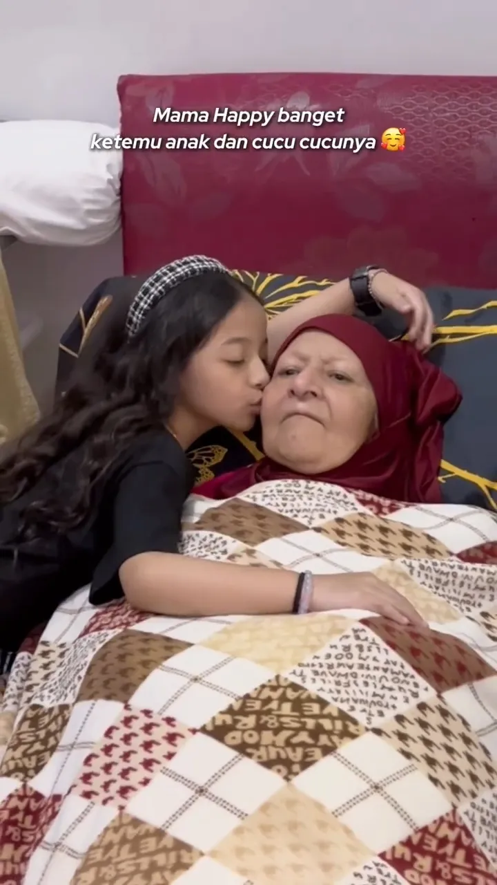 Queen Eijaz Cium Nenek (credit: instagram.com/fairuzarafiq)