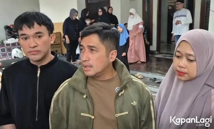 Irfan Hakim pakai jaket hijau © KapanLagi.com/Fikri Alfi Rosyadi