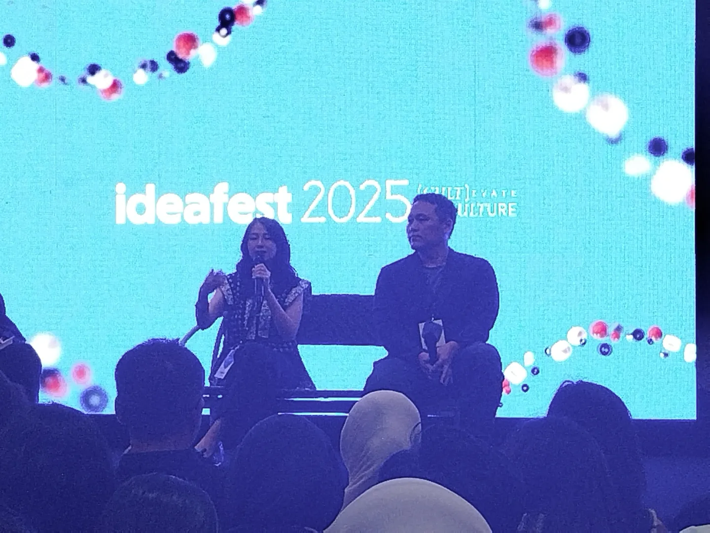 Abigail Limuria dan Okki Sutanto dalam sesi IdeaTalks (Credit: KapanLagi.com/Olivia Sukma Ananda)