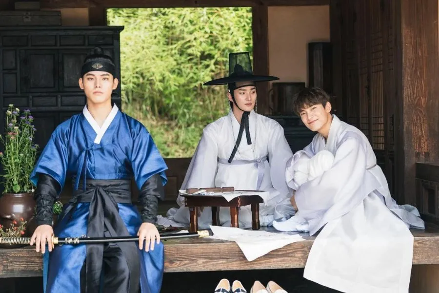 Junhee memerankan mahasiswa seni dalam Tinted with You (credit:mydramalist)