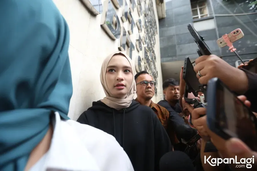 Inara Rusli dikerumuni wartawan © KapanLagi.com/Budy Santoso