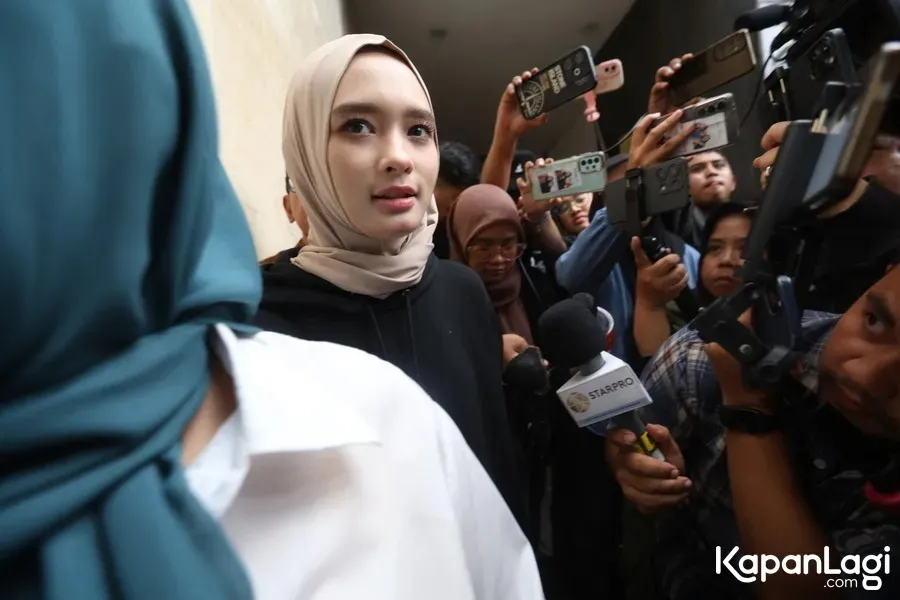 Inara Rusli jawab pertanyaan wartawan © KapanLagi.com/Budy Santoso