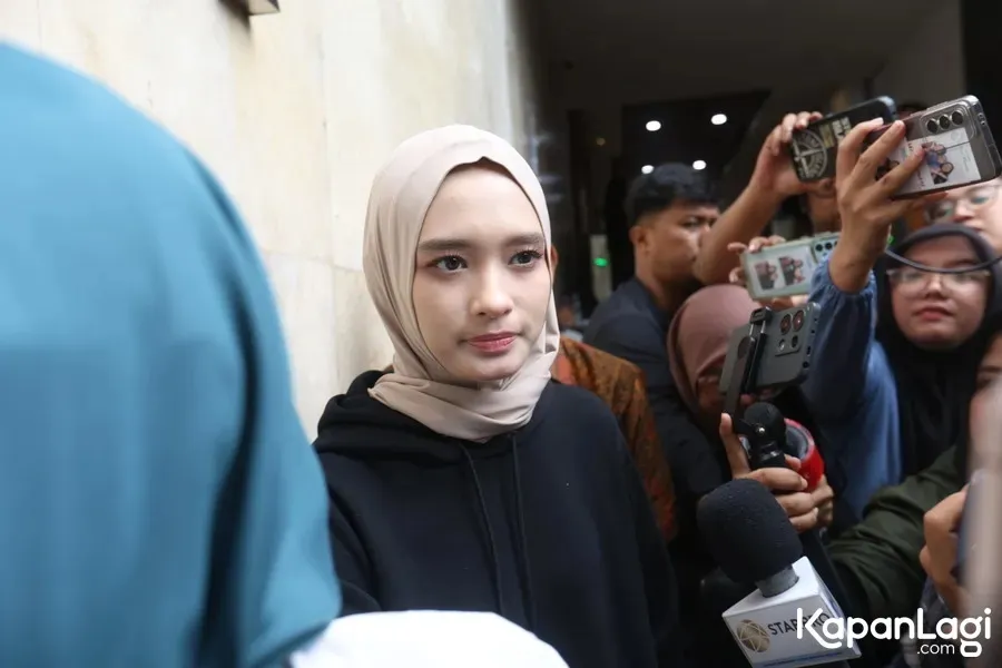 Inara Rusli pakai hijab krem © KapanLagi.com/Budy Santoso
