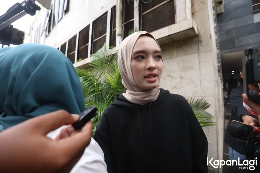 Inara Rusli pakai hoodie hitam © KapanLagi.com/Budy Santoso