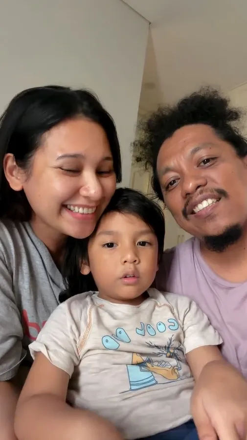 Arie Kriting dan Indah Permatasari bersama Naka © instagram.com/indahpermatas