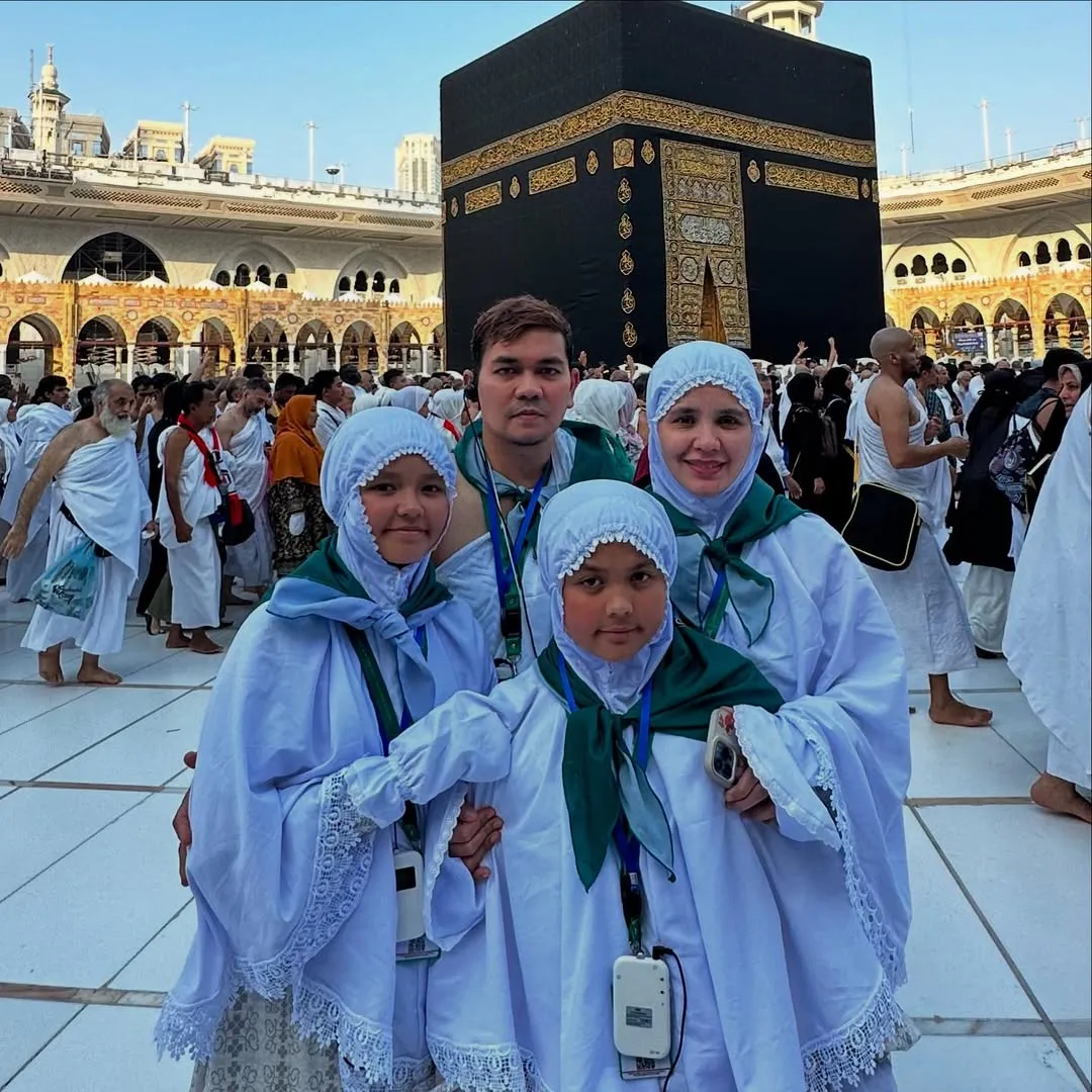 Indra Bekti Umrah Bareng Keluarga (cr:Instagram.com/indrabekti)