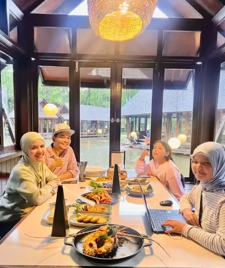 Indra Bekti Makan Bareng Keluarga (cr:Instagram.com/indrabekti)